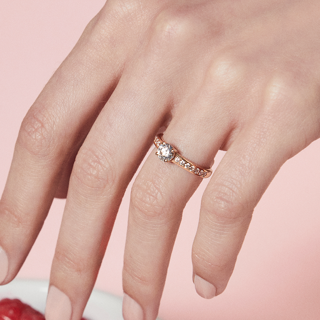 anillo de oro 18k con piedras de diamante Olympia